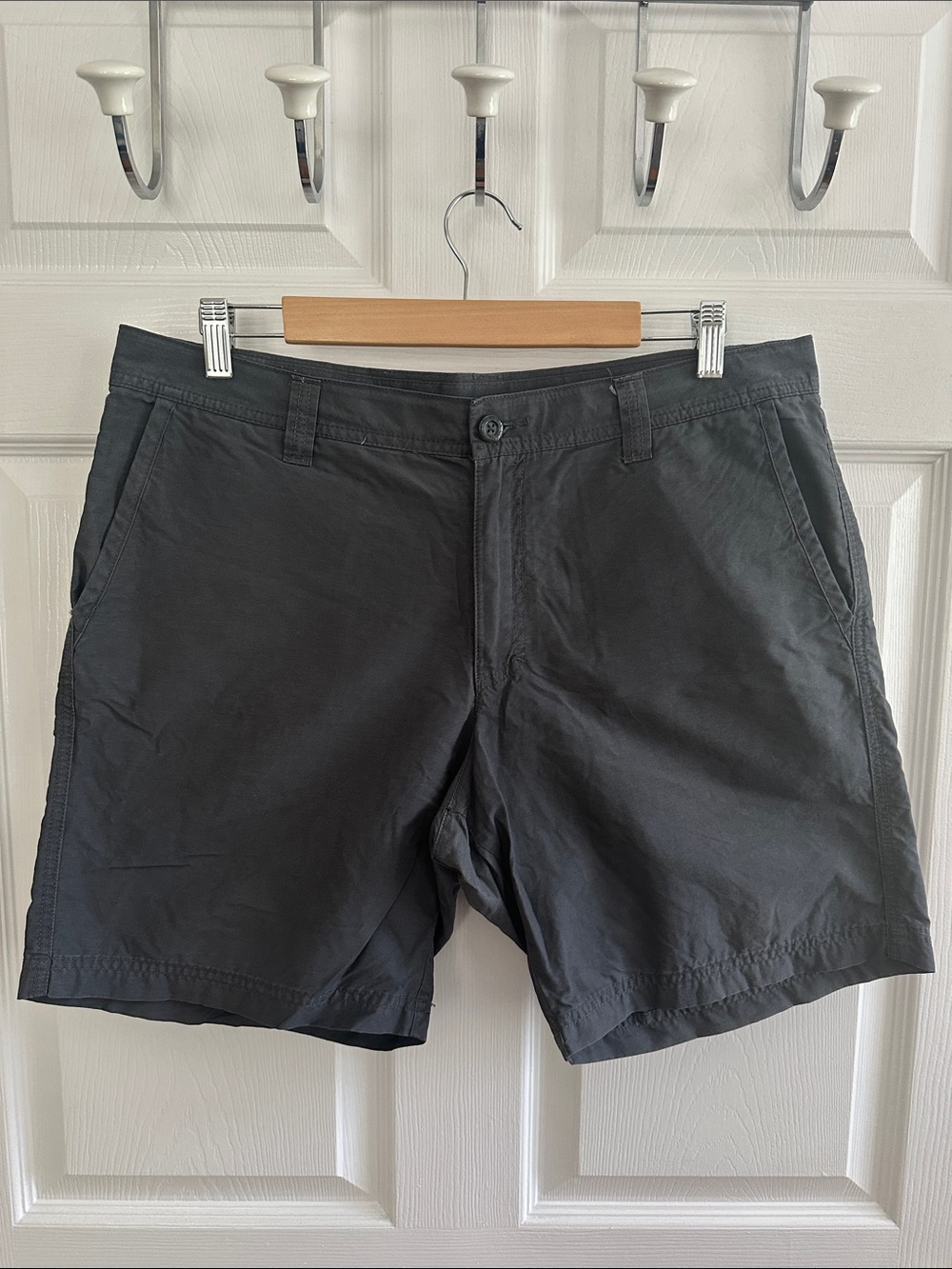 Columbia Men's Dark Gray Flat Front Shorts - Size 34 - 8in Length